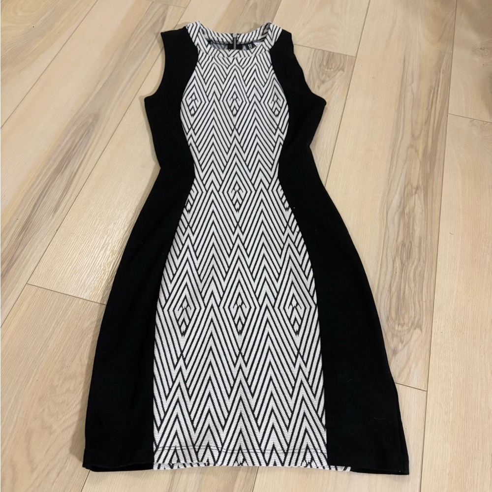 H&M Size 2 Black and White Zigzag Midi Dress